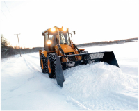 ​Дорожные службы продолжают убирать и вывозить с городских магистралей снег