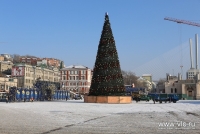 Монтаж зимнего городка завершается на центральной площади Владивостока