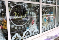 Фасады школ и детских садов Владивостока «оделись» в новогодние наряды