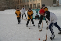 Дворовые команды сражаются в хоккей на призы главы города