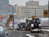 Спецтехника очищает дороги Владивостока от снега и обрабатывает их противогололёдными материалами