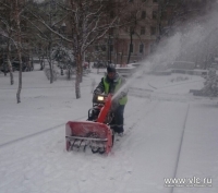 Дороги, тротуары и пешеходные зоны в городских скверах очищают от снега во Владивостоке