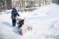 Дорожные службы продолжают убирать снег с городских дорог
