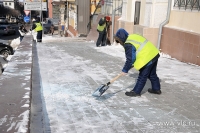 Коммунальные и дорожные службы Владивостока заняты уборкой снега