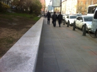 ​Облицовка подпорной стены в районе остановки «Прапорщика Комарова» выполнена из декоративного бетона