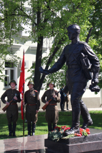 Памятник военному почтальону установили в Воронеже