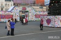 Монтаж зимнего городка завершается на центральной площади Владивостока