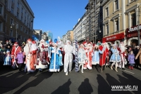 Яркое шествие Дедов Морозов впервые прошло во Владивостоке