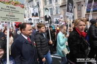 Глава Владивостока Игорь Пушкарёв прошёл в «Бессмертном полку» вместе с сыном и горожанами