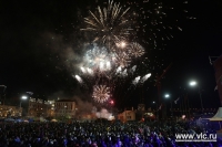 ​Тысячи горожан наблюдали за красочным фейерверком в честь 71-й годовщины Великой Победы