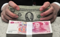 Юань упал до рекордной отметки в 6,9 за доллар США
