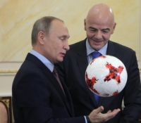 Президент ФИФА подарил Путину 