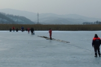 Приморские спасатели сняли с опасной льдины 11 рыбаков