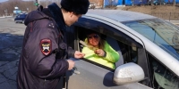 Дари водителю цветы: полицейские Приморья поздравили женщин с наступающим 