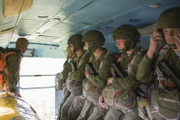 Морские пехотинцы ТОФ совершили первые в летнем периоде прыжки на Камчатке
