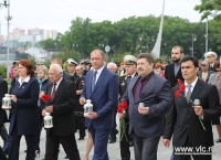 В День памяти и скорби во Владивостоке прошло шествие горожан со свечами и памятный митинг
