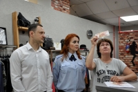 Полиция Владивостока дала горожанам потрогать фальшивые деньги