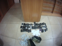 Заключенным СИЗО во Владивостоке перебросили полсотни обычных телефонов и один розовый