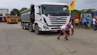 Иван Савкин протащил многотонный грузовик в поддержку пострадавшим приморцам