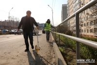 На улицах Владивостока устанавливают леера