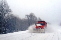 Снегоуборочная техника очищает дороги Приморья