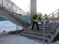 Тротуары, виадуки, лестницы и пешеходные зоны  очищают от снега
