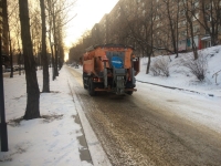 Спецтехника выходит на обработку дорог перед снегопадом