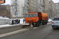 Спецтехника убирает снег с дорог  Владивостока
