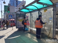 Во Владивостоке моют автобусные   остановки