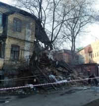 Во Владивостоке начат демонтаж аварийного дома на Фонтанной, 18б