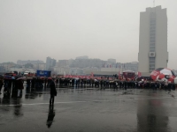 Сотни футбольных фанатов выстроились в очередь под дождем