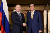 Премьер-министр Японии  прибыл во Владивосток