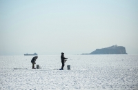 ​Двоих рыбаков сняли с оторвавшейся льдины
