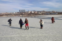Спасатели сняли со льдины пятерку рыбаков-любителей