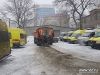 Снегоуборочная техника  очищает дороги Владивостока