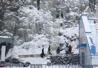 Жители Владивостока покоряют ледяные «горы» прямо в городе