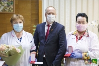 Спасибо, доктор! Глава Владивостока Олег Гуменюк поздравил медиков с профессиональным праздником