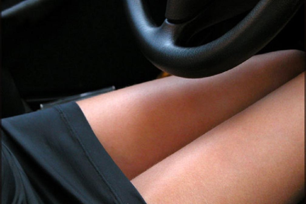 Жена любит ездить голой на переднем сиденье машины фото