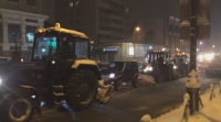 Спецтехника Владивостока в снегопад вынуждена стоять в пробках