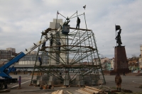 В центре Владивостока монтируют Новогоднюю елку