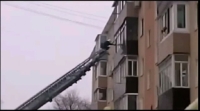 ​Старушка пыталась выброситься с 4 этажа во Владивостоке