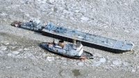 ​Покинутая экипажем и никем не управляемая баржа направляется к Чукотским берегам