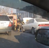 Автомобиль чуть не сгорел в центре Владивостока