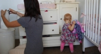 Новый хит YouTube: дочка «помогает» маме по дому