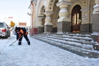 Бригады рабочих убирают снег во Владивостоке