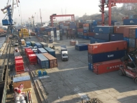 Ураганный ветер повалил контейнеры в порту Владивостока