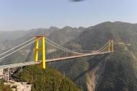 Житель Хабаровска спрыгнул с самого высокого моста в мире