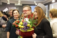 Выставка Александра Васильева «Большой мир маленькой моды» открылась во Владивостоке
