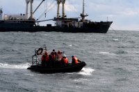 Спасатели провели учения на воде во Владивостоке