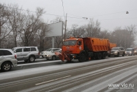 Во Владивостоке продолжается борьба со снегопадом